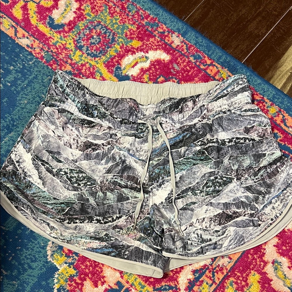 Lululemon shorts size 10 reversible grey and pattern 3” inseam